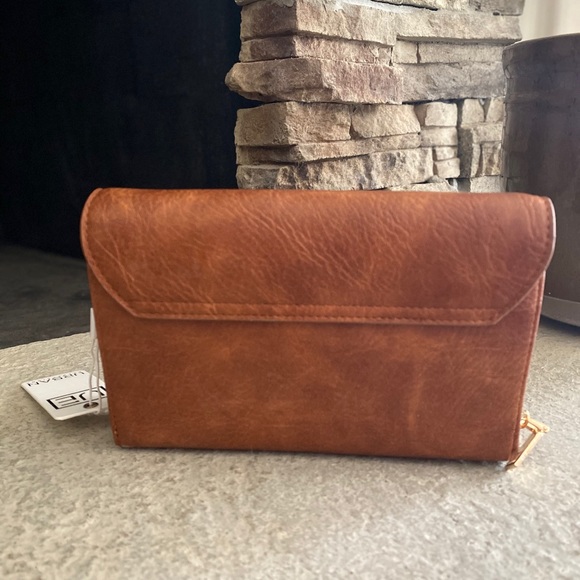 *NEW* leather crossbody - Picture 7 of 10